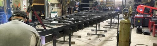 Fabrication d'une poutre en métal dans l'usine de Structures d'acier VIP